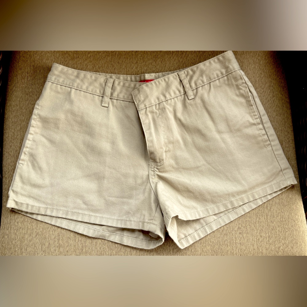 Women’s Dickie shorts tan size 7